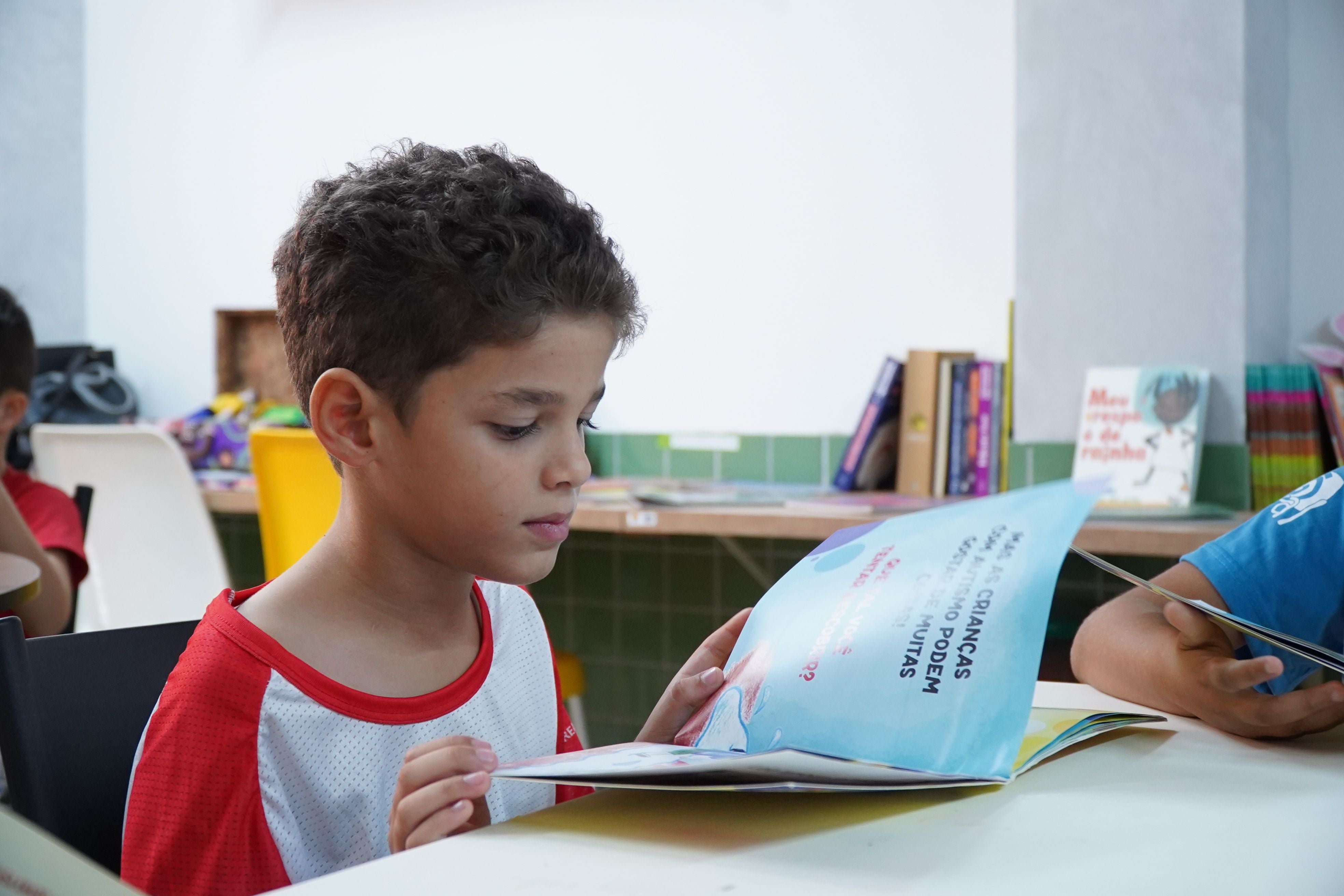 Garçon qui fait une compréhension de lecture à la rentrée au primaire